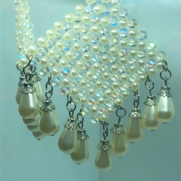 ⭐️SOLD⭐️Iridescent Pearl Earrings - Picture 6 of 6